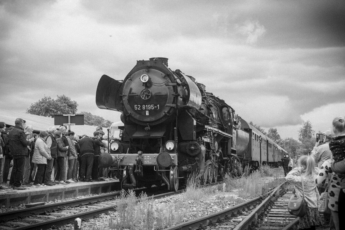 Zum 150. Jubiläum der Vizinalbahn Markt Erlbach - Siegelsdorf, besser bekannt als Zenngrundbahn, verkehrte ein Dampf-Sonderzug mit 52 8195-1 am 29.05.22. Bei der Einfahrt in den Bahnhof Markt Erlbach haben sich bereits hunderte Schaulustige versammelt, um den Zug zu empfangen.