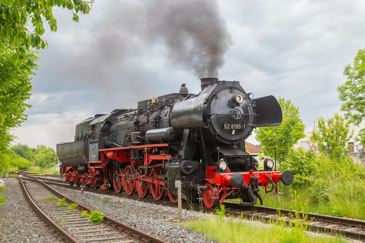 Zum 150. Jubiläum der Vizinalbahn Markt Erlbach - Siegelsdorf, besser bekannt als Zenngrundbahn, verkehrte ein Dampf-Sonderzug mit 52 8195-1 am 29.05.22. Zum Wenden der Zuggarnitur rangierte die Lok am Ende des Bahnhofes Markt Erlbach.