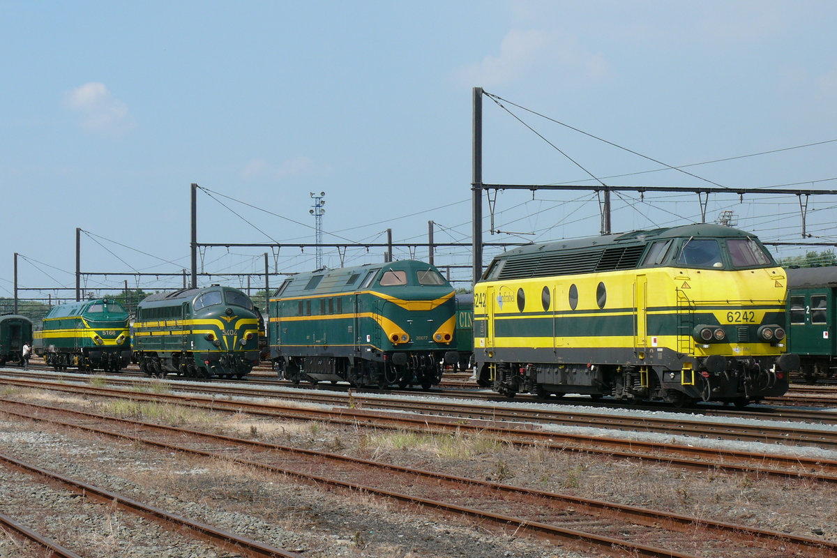 Zum 175-jährigen Eisenbahnjubiläum in Belgien hatte der PFT im Juni 2010 einen Tag der offenen Tür im Bahnhof Saint Ghislain organisiert. Hier auf dem Bild erkennt man die Großdiesel 6242, 6177, 5404 und 5166. Aufnahme vom 26/06/2010.