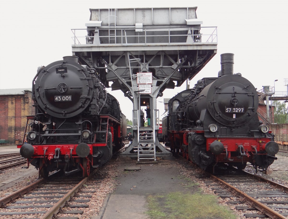 Zum 23. Heizhausfest am 31.08.14 in Chemnitz-Hilbersdorf sah man 43 001 und 57 3297 unter dem Kohlehochbunker.