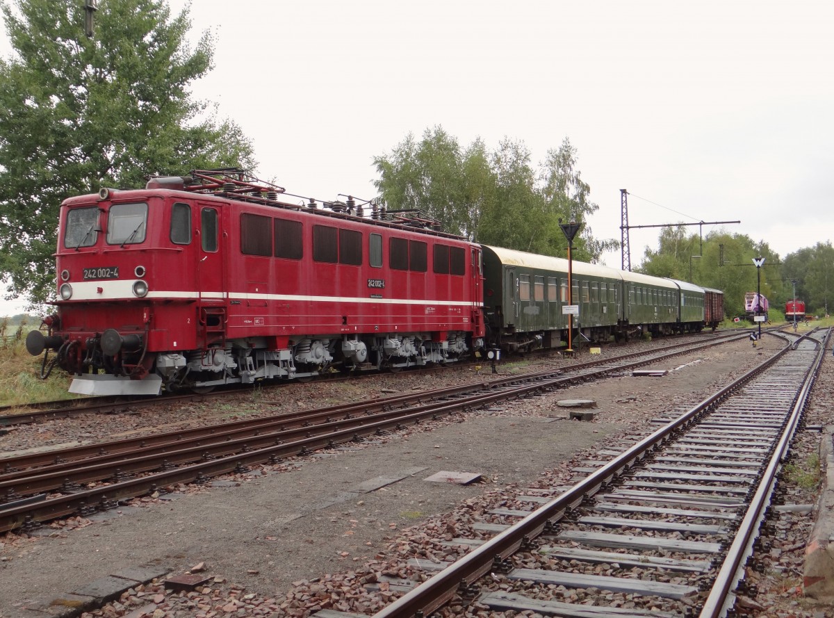 Zum 23. Heizhausfest am 31.08.14 in Chemnitz-Hilbersdorf konnte man die 242 002-4 im Außengelände sehen. 