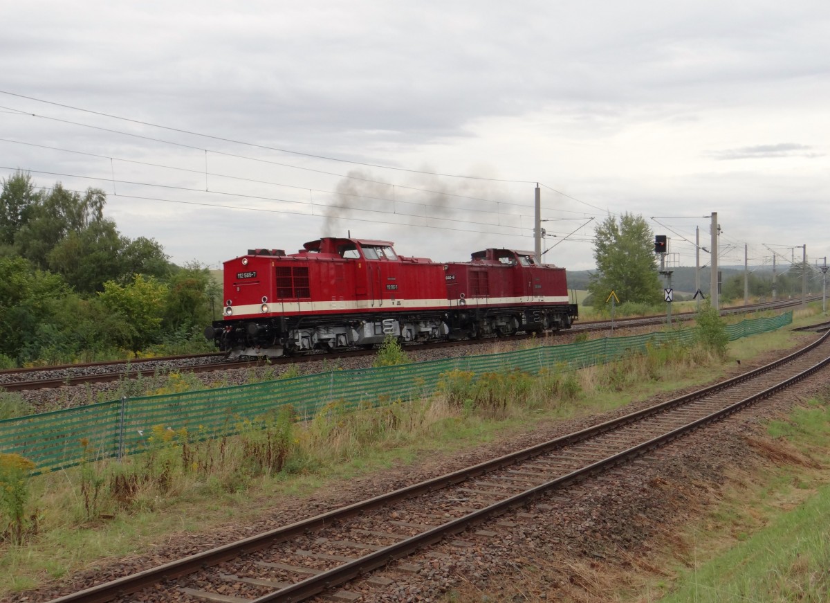 Zum 23. Heizhausfest im SEM Chemnitz-Hilbersdorf am 31.08.14 war auch 50 Jahre V 100.
Hier zu sehen 112 565-7 mit 202 646-6 bei der Abreise.