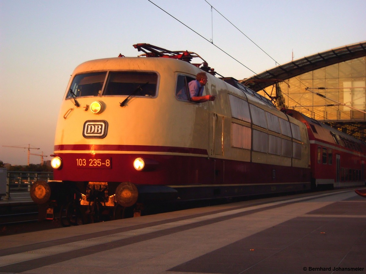 Zum 25. Jahrestag des Mauerfalls möchte ich ein Bild von einem Zug zeigen, der ohne den Mauerfall nie gefahren wäre. Es handelt sich um die Zuglok 103 235-8 der ehemaligen Bundesbahn die im September 2008 mit modernisierten DR Doppelstockwagen einen Sonderzug von Bonn nach Berlin und zurück beförderte. Anlass für die Fahrt war der Ärztestreik in Berlin, zu dem zahlreiche Angestellte des Gesundheitswesens aus ganz Deutschland mit der Bahn anreisten. Das Foto entstand im Abendlicht kurz vor der Abfahrt des Zuges nach Bonn im Berliner Hbf.

Wer sich für die weiteren Streiksonderzüge interessiert, dem kann ich folgendes Video empfehlen: 
https://www.youtube.com/watch?v=CqE8RriDYL8