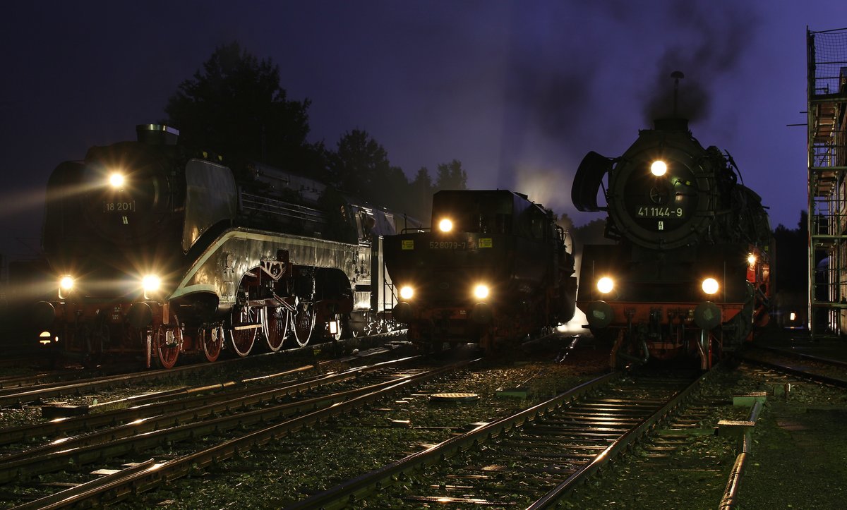 Zum 26. Heizhausfest in Chemnitz-Hilbersdorf, fand am 18.08.17 eine Nachtfotoparade statt. Zu sehen sind die 18 201, 52 8079-7 und 41 1144-9. Auf dem Bild ist der Himmel nach einem Blitz erhellt.