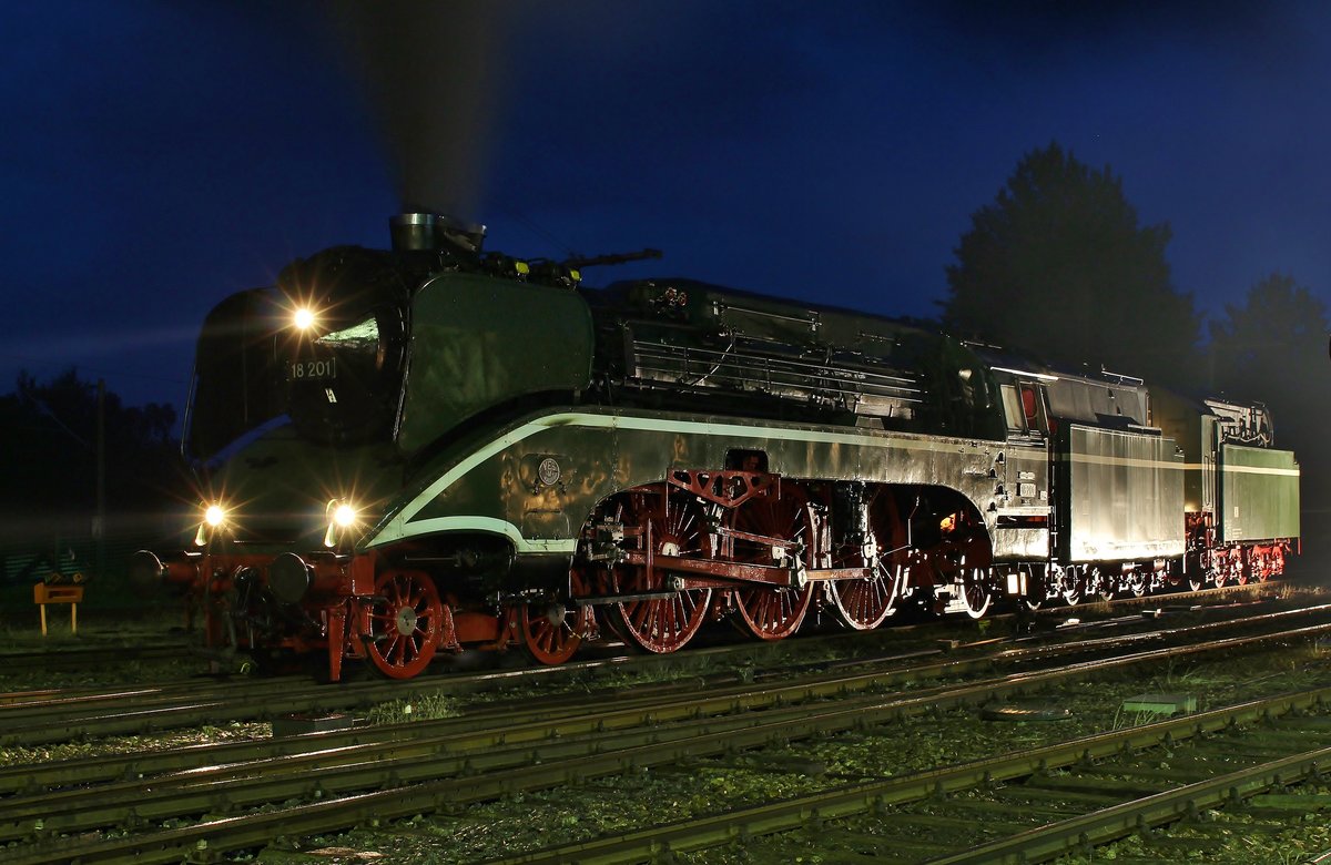 Zum 26. Heizhausfest in Chemnitz-Hilbersdorf, fand am 18.08.17 eine Nachtfotoparade mit der 18 201 statt.
