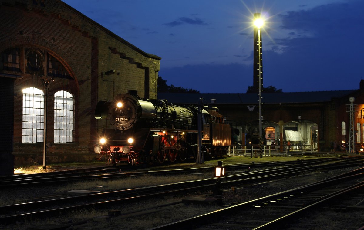 Zum 27.Heizhausfest in Chemnitz-Hilbersdorf sah man am 17.08.18 zur Nachtfotoparade die 03 2155-4 (WFL) am Lokschuppen. 