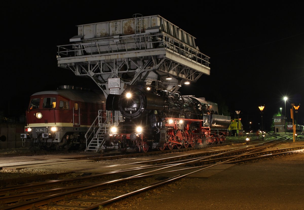 Zum 27.Heizhausfest in Chemnitz-Hilbersdorf sah man am 17.08.18 zur Nachtfotoparade die 132 004-3(LEG) und die 52 8154-8 unter dem Kohlehochbunker. 