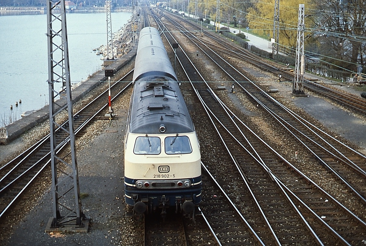 Zum Abschied der Baureihe 218 von der Allgäubahn noch einige Aufnahmen aus dem Archiv: Draufsicht auf die 218 902-5, die im April 1982 in Lindau Hbf. einfährt. Als 218.9 wurden die ehemaligen Gasturbinenlokomotiven der Baureihe 210 eingereiht.