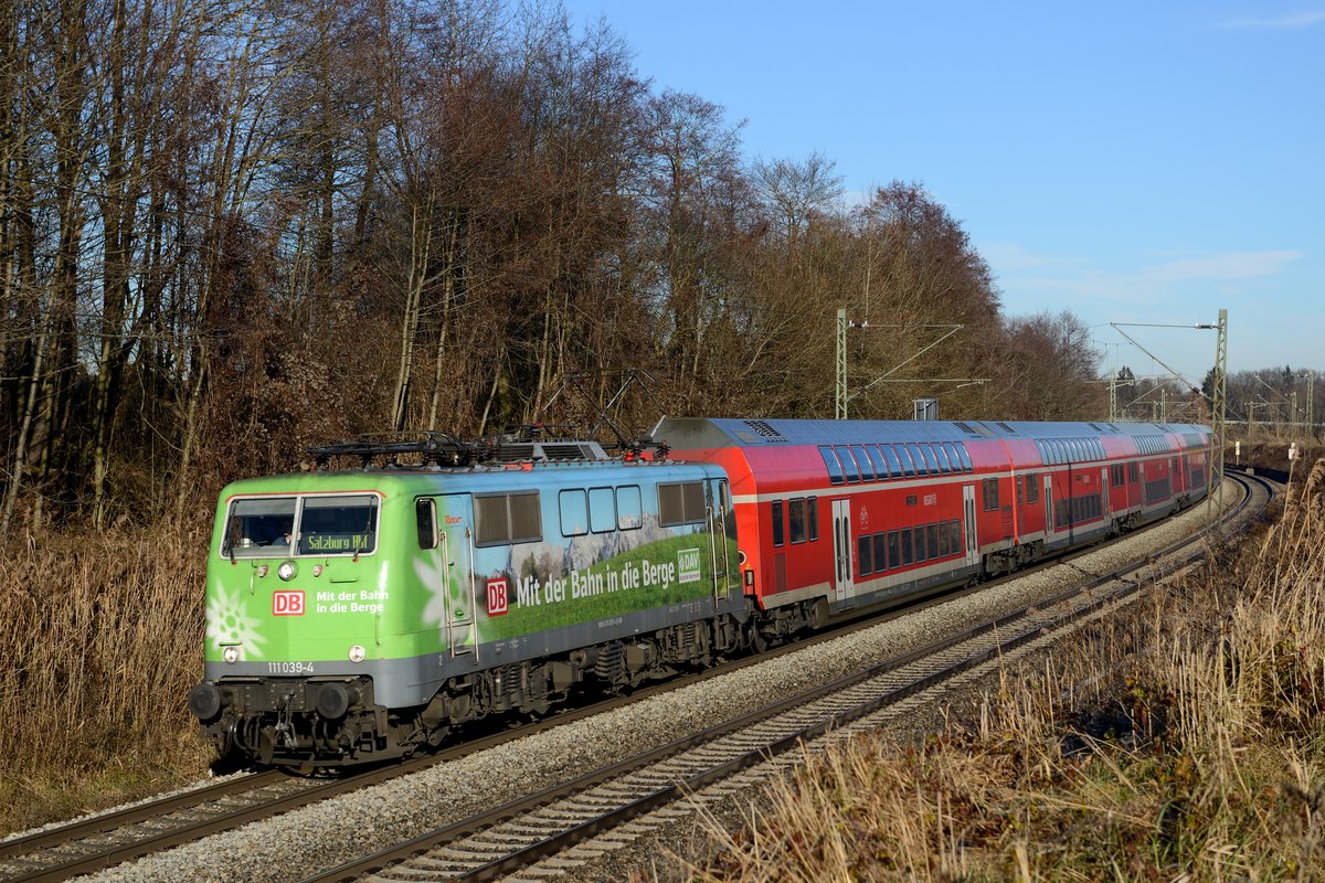 Zum Abschied von DB-Regio auf der KBS 950 wurde am 13. Dezember 2013 erfreulicherweise auch die DAV-Lok 111 039 vor den RE von und nach Salzburg eingesetzt. Hier ist sie mit RE 79013 bei Hohenaich zu sehen.