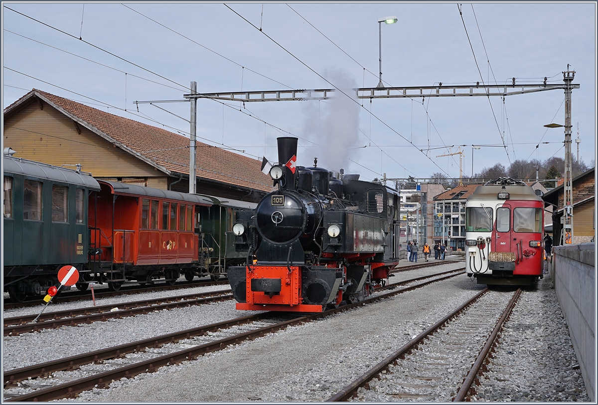 Zum Abschied des Betriebes vor dem Aus- und Umbau zwischen Palézieux und Châtel St-Denis (alter Bahnhof)  verkehrte die Blonay - Chamby Bahn G 2x 2/2 105 mit einem Abschiedsdampfzug.
Im Bild die G 2x 2/2 105 beim Manöver Châtel St-Denis. 

3. März 2019