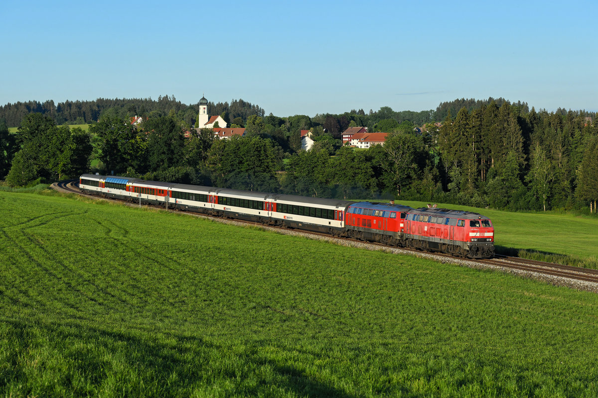 Zum Abschied der EC Züge auf der Allgäubahn wollte ich noch das abendliche Motiv bei Wohmbrechts mit Blick auf Maria Thann umsetzen. Nur an den längsten Tagen des Jahres ließ sich dort der EC 190 auf seiner Fahrt von München HBF nach Basel SBB fotografieren. Am 30. Juni 2020 waren die Wetterbedingungen hierfür perfekt, allerdings hatte ich etwas Pech mit der führenden Maschine des für die Beförderung des internationalen Schnellzuges eingeteilten Tandems. Mit der 218 498 war die optisch schäbigste Lok des Bh Mühldorf an der Spitze. Die zweite Lok - es war die 218 401 - wäre deutlich ansehnlicher gewesen.  