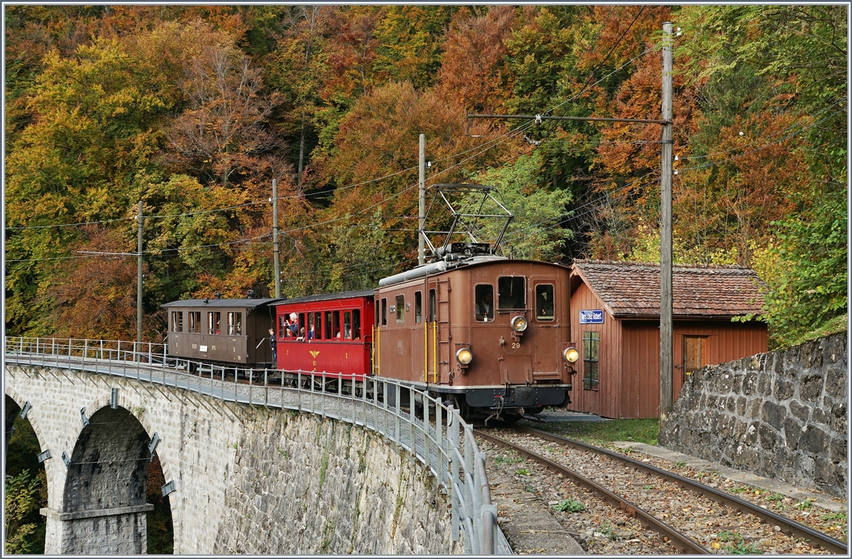 Zum Abschluss der 51. Saison der Blonay-Chamby Bahn verwöhnte die Museumsbahn unter dem Titel  LA DER  die Besucher mit einem verstärkten Fahrplan und dem Einsatz besonders schöner Fahrzeuge, wie z. B der BOB HGe 3/3 29, hier bei Vers-Chez Robert auf der Fahrt Richtung Chaulin Musée. 

27. Okt. 2019