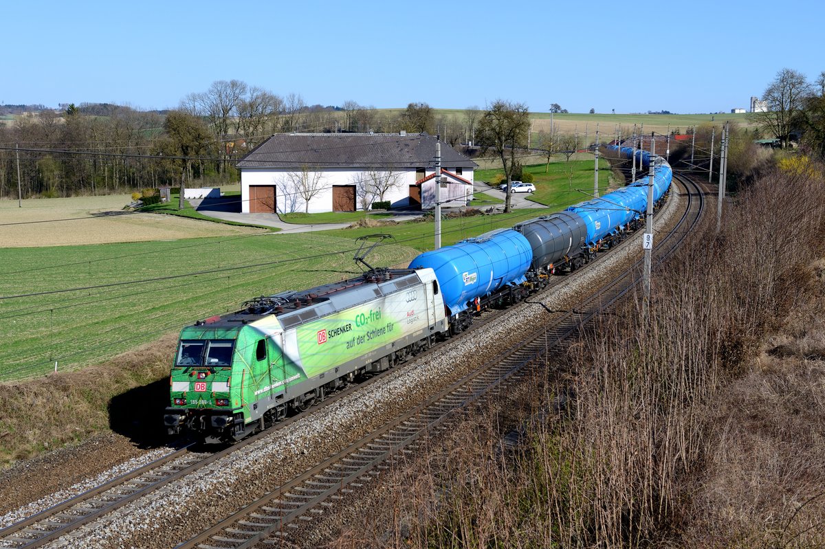 Zum Abschluss des Ausfluges an die Passauer Bahn konnte ich am 26. März 2017 noch die CO2-frei verkehrende 185 389 mit einem Ganzzug - bestehend aus neuen Kesselwagen von RTIWagon - bei Wieshof im Hausruckviertel ablichten.