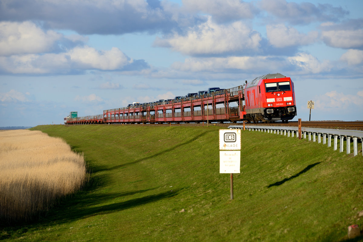 Zum Abschluss des Sylt-Aufenthalts noch ein Bild aus Morsum von der nördlichen Seite des Hindenburgdamms: Am Abend des 28. April 2016 bringt die 245 022 ihren Sylt-Shuttle nach Westerland, am Zugschluss ein 628.4 als SyltShuttle plus. Fazit aus Fotografen-Sicht: Motive auf der Insel Sylt gibt es nicht allzu viele. Die Zugdichte ist erfreulich hoch. Ein starkes Teleobjektiv ist unabdingbar. Alles ist gut mit dem Fahrrad erreichbar. Ein Aufenthalt in Morsum am Nationalpark Wattenmeer ist sehr entspannend. Und für einen halbwegs interessanten Bildaufbau sind Wolken empfehlenswert.