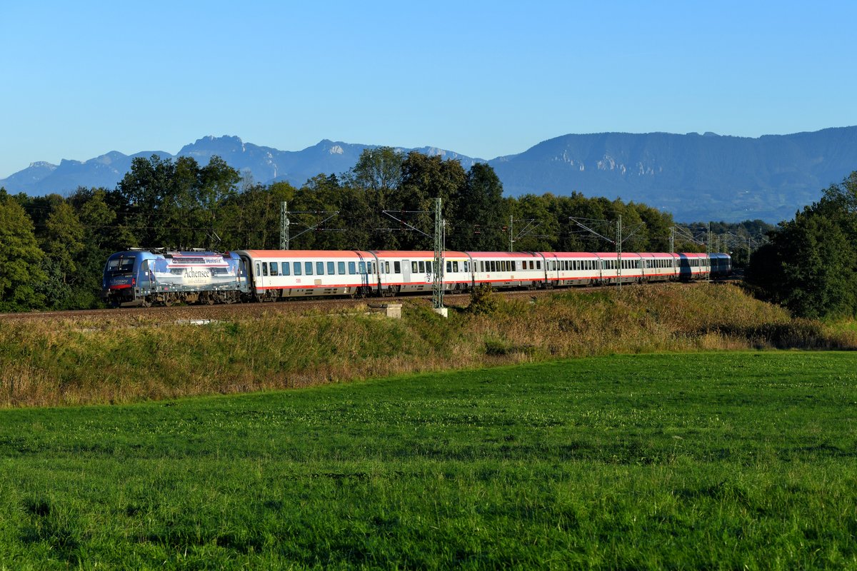 Zum Abschluss eines außergewöhnlich erfolgreichen Fotoausflugs konnte ich am 27. September 2018 die 1216.019 bei Rann dokumentieren. Die mit einer Werbung für die Achensee Schifffahrt versehene Lokomotive beförderte an diesem Tage den EC 84 von Bologna Centrale nach München HBF.