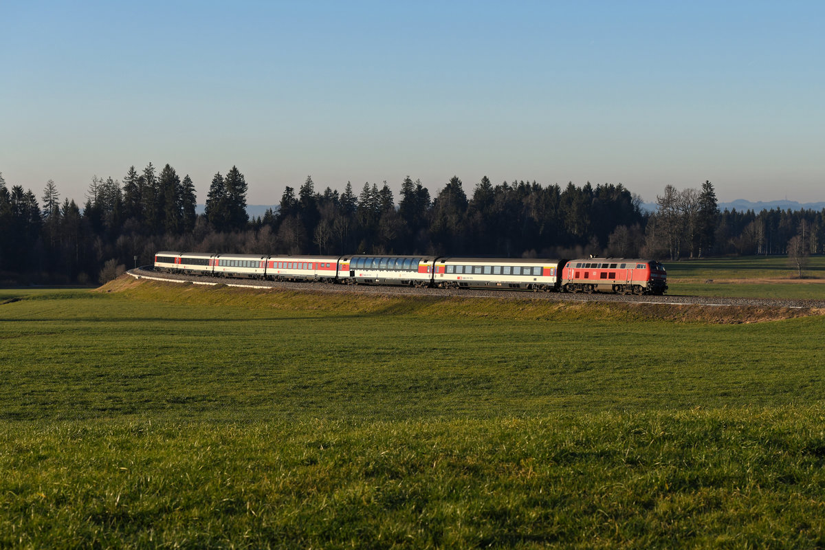 Zum Abschluss eines Kilometer-intensiven Ausflugtages im Allgäu konnte ich noch den von 218 424 geführten EC 195 auf seiner Fahrt nach München HBF im spätnachmittäglichen Streiflicht bei Mellatz aufnehmen (06. Januar 2020).