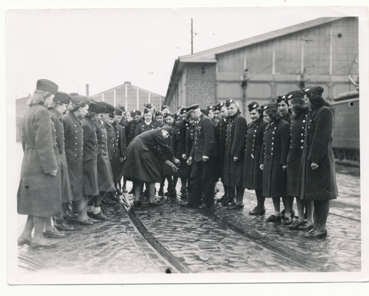 Zum Arbeitsdienst verpflichtete junge Frauen lernen das Weichen stellen.
Winter 1941/42 in Lübeck