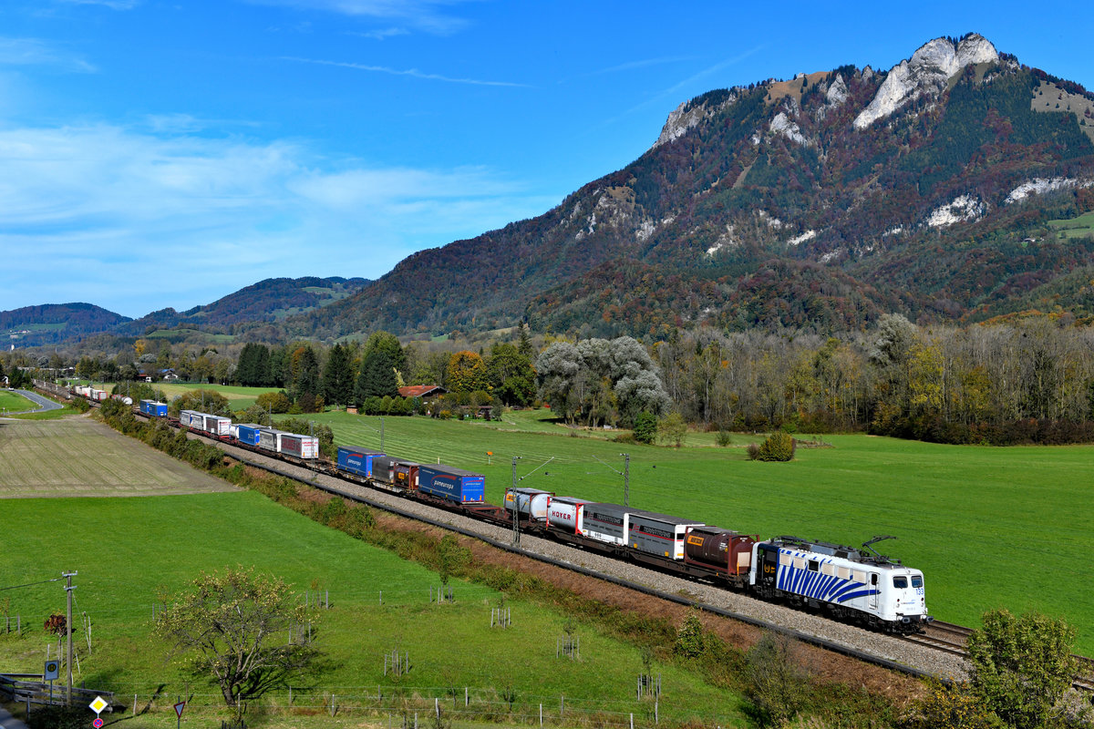 Zum Aufnahmezeitpunkt 60 Jahre alt und immer noch unermüdlich im Güterzugdienst aktiv ist die 139 133. Seit 2005 trägt die Einheits-E-Lok die blauen Zebrastreifen von Lokomotion und ist seitdem hauptsächlich im Inntal und am Brenner unterwegs. So auch am 18. Oktober 2019, als sie den DGS 43119 von München Ost Rbf nach Kufstein brachte. Bei Kirnstein ging sich gerade noch ein Sonnenbild mit dem bereits herbstliche Farben zeigenden Heuberg im Hintergrund aus. 