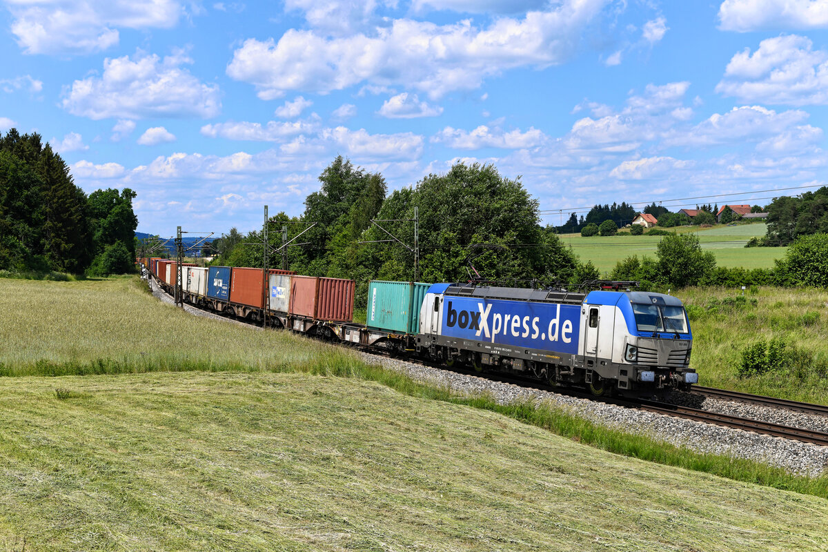 Zum Aufnahmezeitpunkt auch schon neun Jahre im Dienst stand die 193 880 von boxXpress. Am 12. Juni 2022 war sie vor dem Containerzug DGS 41139 von Mühlenwerder nach Budapest BILK Kombiterminal zu beobachten. Bei Sinngrün in der Oberpfalz entstand eine Aufnahme.