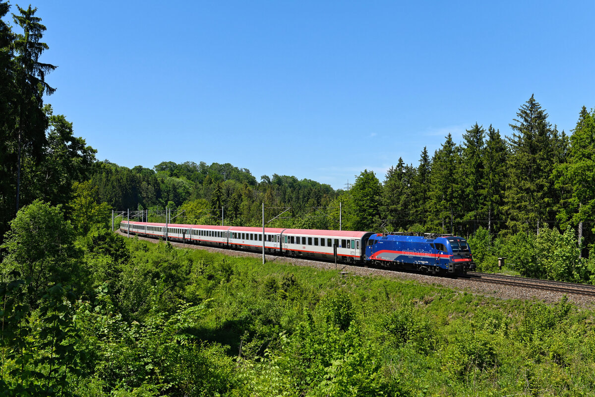 Zum Aufnahmezeitpunkt erst wenige Tage mit der nightjet-Folierung versehen war die 1216.012, die ich am 01. Juni 2021 bei Lorenzenberg vor dem EC 89 nach Bologna Centrale aufnehmen konnte. 