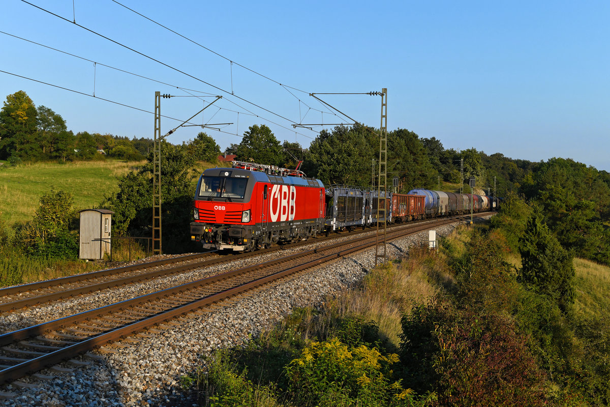 Zum Aufnahmezeitpunkt erst wenige Wochen alt war die 1293.185, als sie mir am 15. September 2020 mit einem gemischten Güterzug aus Österreich bei Laaber in der Oberpfalz vor die Linse fuhr. Die ÖBB Vectrons haben inzwischen die Tauri und die 185er von DB Cargo weitgehend vor diesen Leistungen auf der Donauachse abgelöst.  