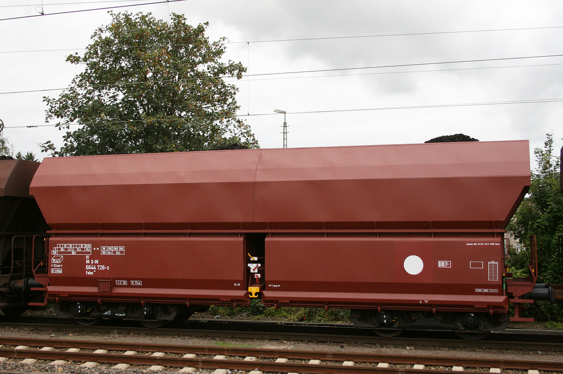 Zum Aufnahmezeitpunkt sah dieser Falns 182 der DB fast schon wie frisch von der Modellbahn aus.
Aufgenommen am 20. September 2011 im Bahnhof Rommerskirchen.