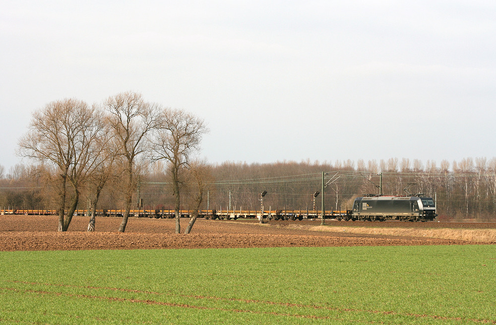 Zum Aufnahmezeitpunkt war 185 557 für CFL Cargo im Einsatz.
Der Zug wurde am 9. März 2012 in Köln-Roggendorf/Thenhoven fotografiert.