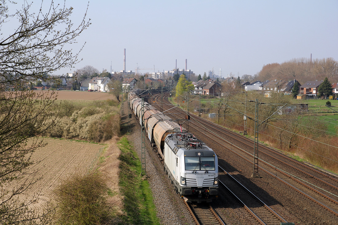 Zum Aufnahmezeitpunkt war 193 820 für ecco-rail im Einsatz.
Der Zug wurde im Kölner Norden am 9. April 2015 fotografiert.