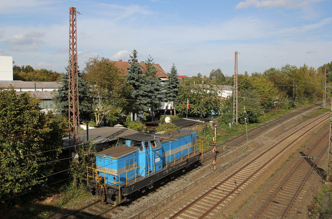 Zum Aufnahmezeitpunkt war diese Deutz DG 1200 BBM als  D 7  für Vallourec Deutschland im Werk Düsseldorf-Rath tätig.
Aufgenommen am 8. Mai 2014 in Düsseldorf-Rath.
