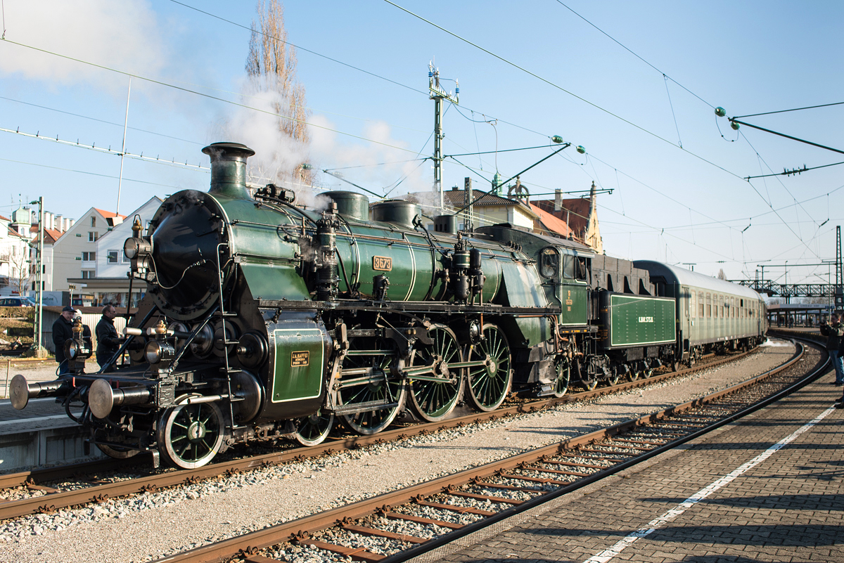 Zum Auftakt ihres 100. Jubiläumsjahres führt die bayerische S 3/6 3673 einen Zug von Nördlingen nach Lindau und retour. Am Nachmittag des 24.03.2018 steht sie in Lindau zur Rückfahrt bereit.

Hersteller: J.A. Maffei, München
Fabriknr.: 4536
Abnahmedatum: 01.08.1918
Erst-Bw: München Hbf
Umbeheimatungen: Augsburg, Ingolstadt, Lindau, Neu-Ulm, Ulm, Winterthur
Heimat-Bw. z.Z.d. Aufnahme: BEM Nördlingen
Eigentümer z.z.d. Aufnahme: Bayerisches Eisenbahnmuseum Nördlingen
ursprüngl. Fahrzeugnr.: 3673
UIC-Nr.: 90 80 0018 478-2 D-BYB
Betreibernr. z.Z.d. Aufnahme: 3673
Umnummerierungen: 18 478
z-Stellung: 13.04.1959
Ausmusterung: 14.07.1960
Radsatzfolge: 2'C1'h4v
Vmax (km/h): 120
Leistung (Psi): 1.770
Dienstmasse mit Tender (t): 135
Dienstmasse ohne Tender (t): 90
max. Radsatzfahrmasse (t): 17
LüP (mm): 23.230