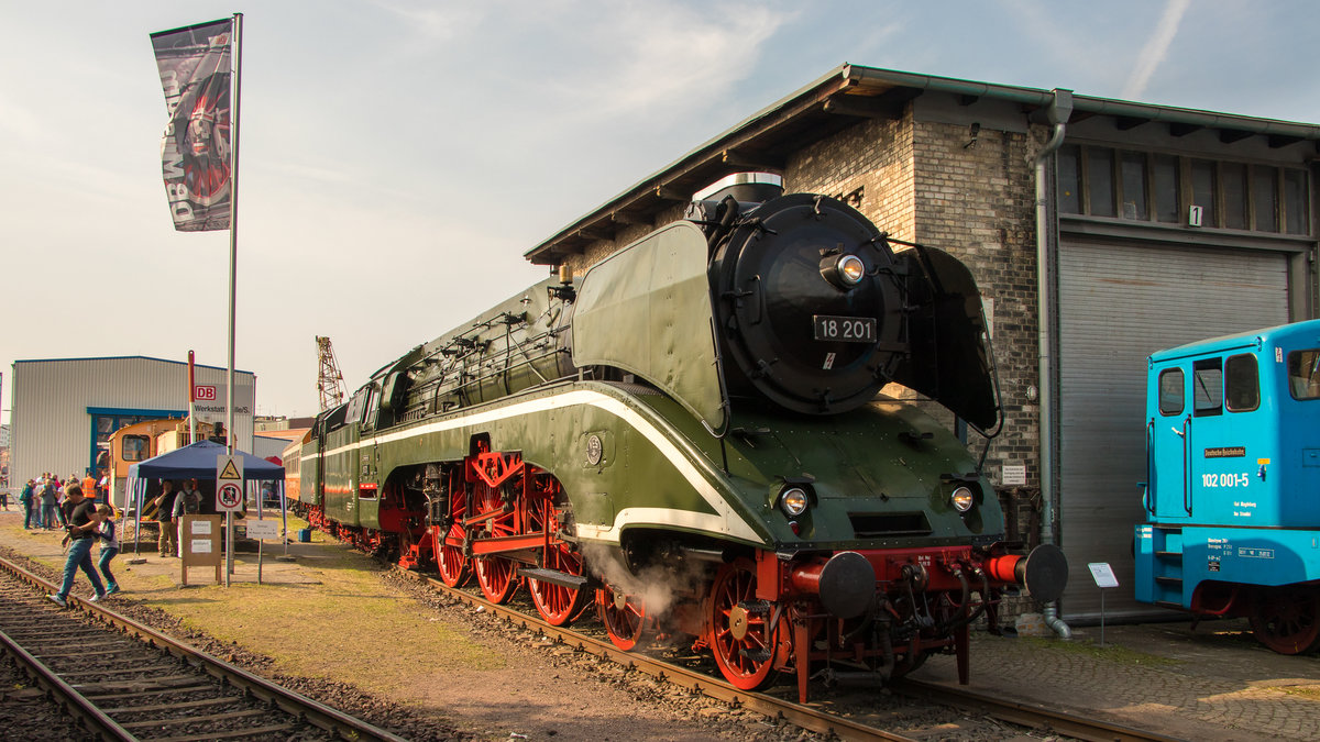 Zum DB-Fest in Halle am 27. August 2017: BR 18 201 stand da auch mit herum.  