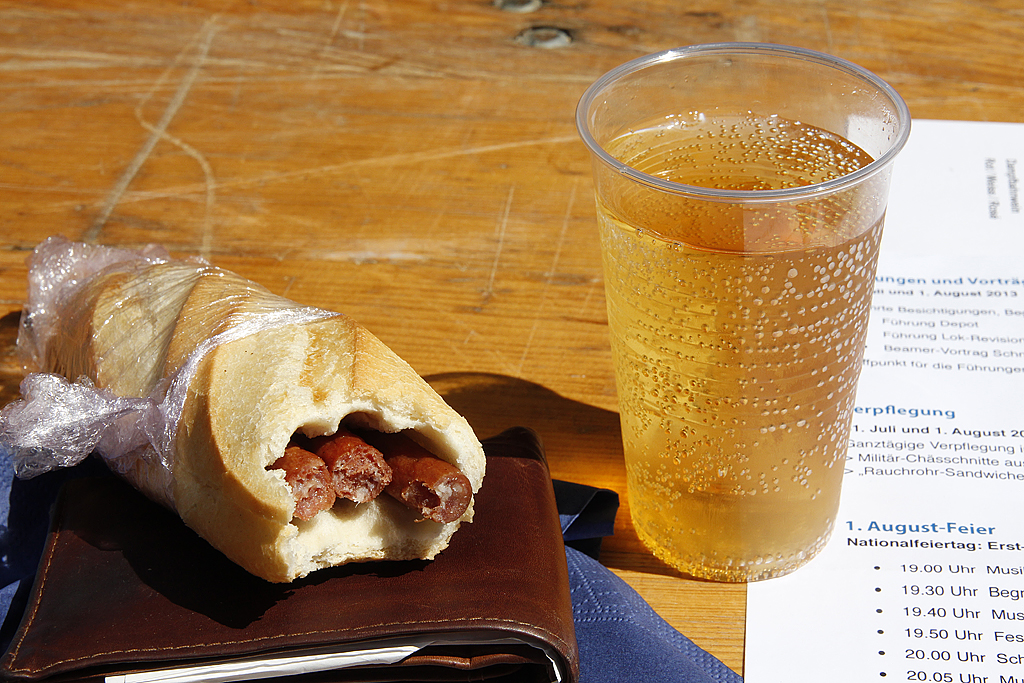 Zum DFB-Jubilumsangebot gehrt u.a. auch das Rauchrohrsandwich, das vor dem Depot erworben und verzehrt werden kann. Mmmhhh, schmeckt nach dem interessanten Vortrag ber die DFB-Schneerumung zusammen mit dem Rivella besonders gut. Aufnahme vom 01. August 2013, 11:59