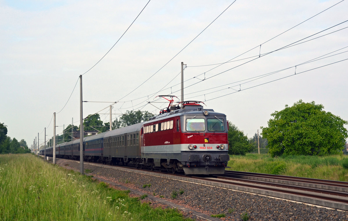 Zum DFB-Pokalspiel am 19.05.18 in Berlin fuhr ein Fussballsonderzug des FC Bayern nach Berlin. Am Morgen rollte der Sonderzug, bespannt mit 1142 654 der SVG, durch Brehna Richtung Bitterfeld.