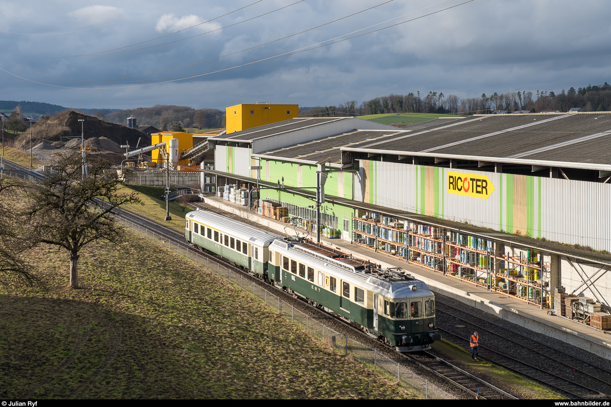 Zum erfolgreichen Abschluss der Zuckerrübenkampagne 2019 führte Transrail in Zusammenarbeit mit ZRT Bahnreisen und den Vereinen Pacific 01 202 und Verein Pendelzug Mirage am 21. Dezember 2019 einen Güterzug mit Personenbeförderung, gezogen von der 01 202 und bestehend aus 14 Sgns-Containertragwagen mit leeren Zuckerrübencontainern und einem Bi als Begleitwagen von Aarberg nach Frauenfeld. Der BDe 4/4 201 mit dem ABt 202 bildeten einen Begleitzug.<br>
Der Begleitzug rangiert im Areal der Zuckerfabrik Frauenfeld.