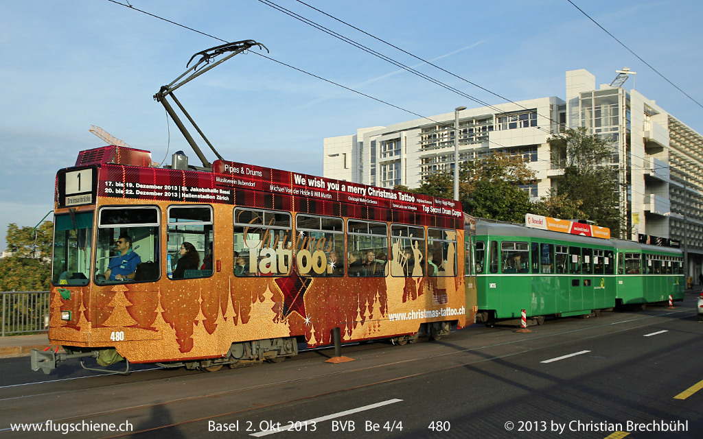Zum ersten Christmas Tattoo in Basel, wirbt die frisch beklebte Be 4/4 480 der BVB.
Hier auf dem Heuwaage Viadukt am 2. Oktober 2013 in Basel.