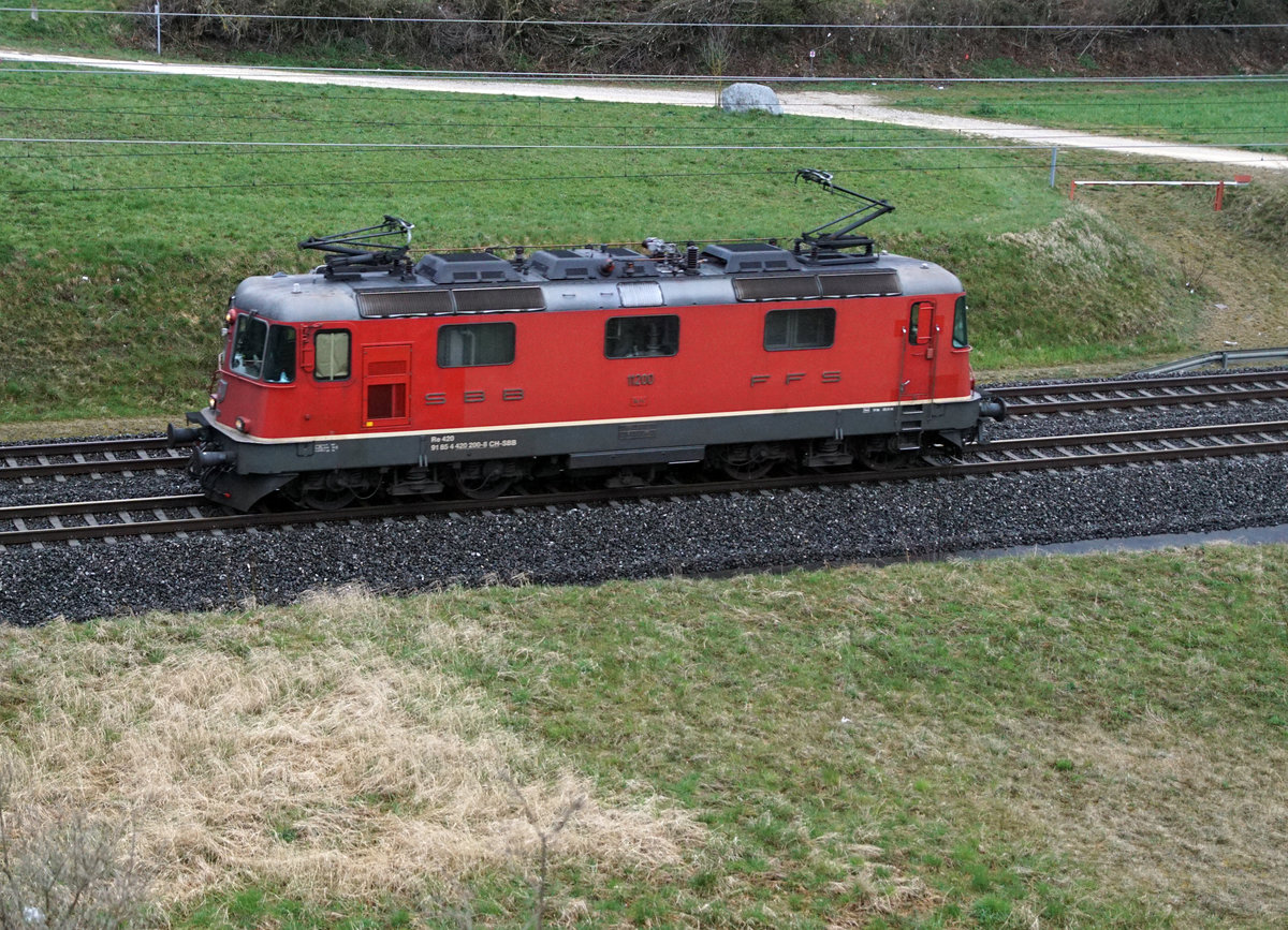 Zum ersten mal gesehen!
Meine Vermutung:
Infolge Ausdünnung auch vom Fahrplan der Fernverkehrszüge wegen Corona, verkehren nun auch Fahrzeuge des Güterverkehrs auf der Neubaustrecke/NBS?
Re 420 200-8 auf voller Fahrt bei Roggwil am 30. März 2020.
Foto/Schnappschuss: Walter Ruetsch 