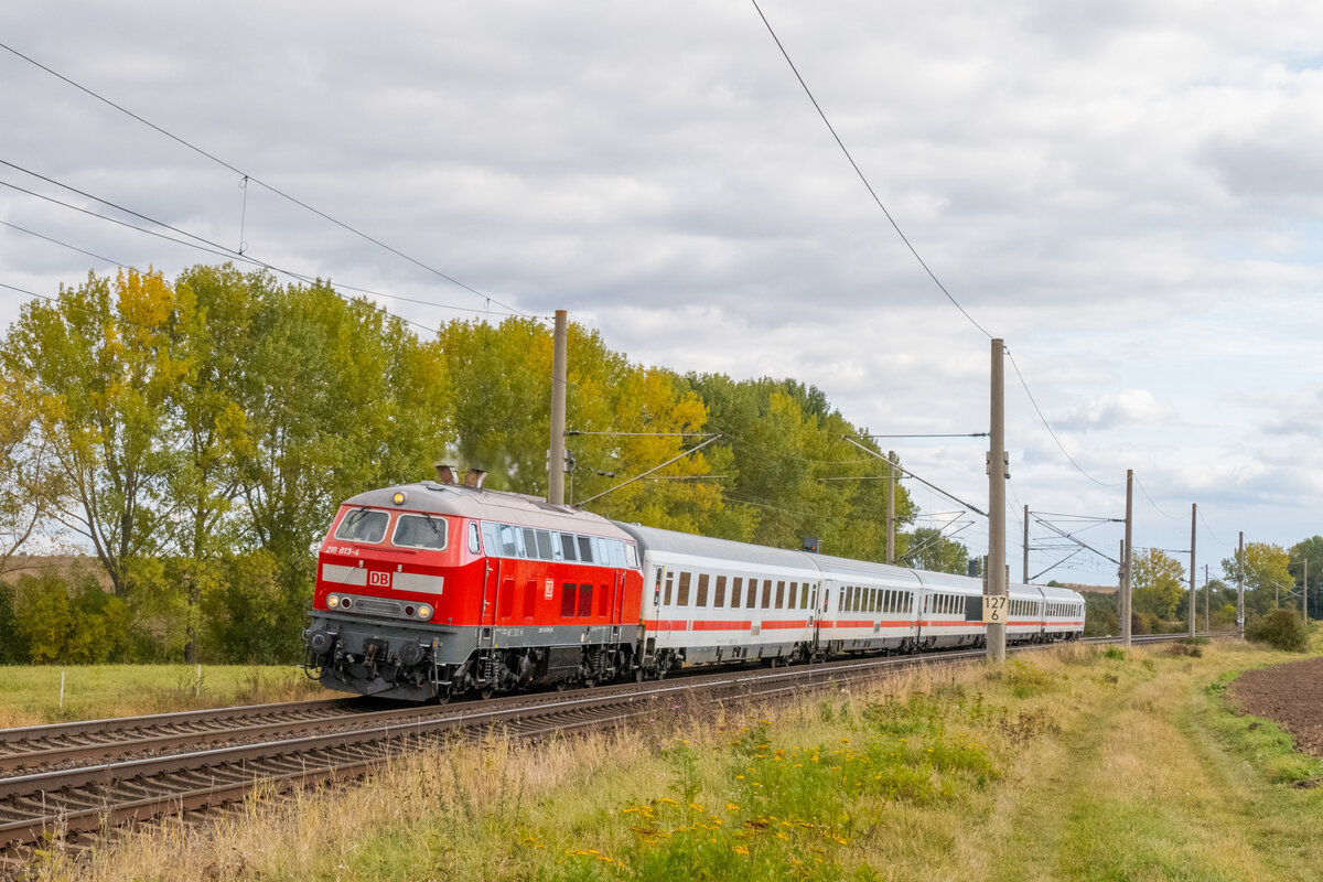 Zum ersten Mal seit Eröffnung der IC Linie Gera - Düsseldorf durfte der Zug am 17.10.2021 von einer 218 bespannt werden, sonst wird der Zug von einer 245 gezogen. Hier ist IC 2152 nahe Cobstädt zu sehen.