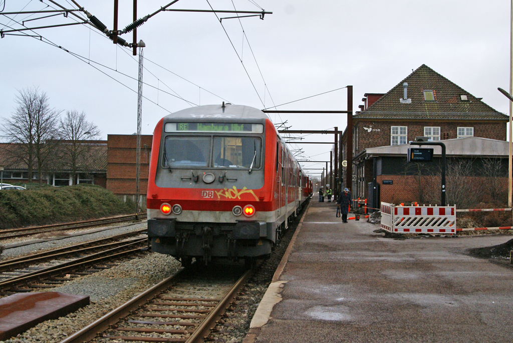 Zum Fahrplanwechsel im  Dezember 2010 endete die Durchbindung deutscher Regionalzge nach Padborg. Der letzte RE, der Padborg im Tageslicht verlassen wird wartet auf dem Foto am 12.12.2010 auf die Abfahrt nach Hamburg Hbf.Seit dem 13.12.2010 sind die dnischen IC nach Flensburg durchgebunden, hier kann der Umstieg in Regionalzge Richtung Kiel und Hamburg erfolgen.