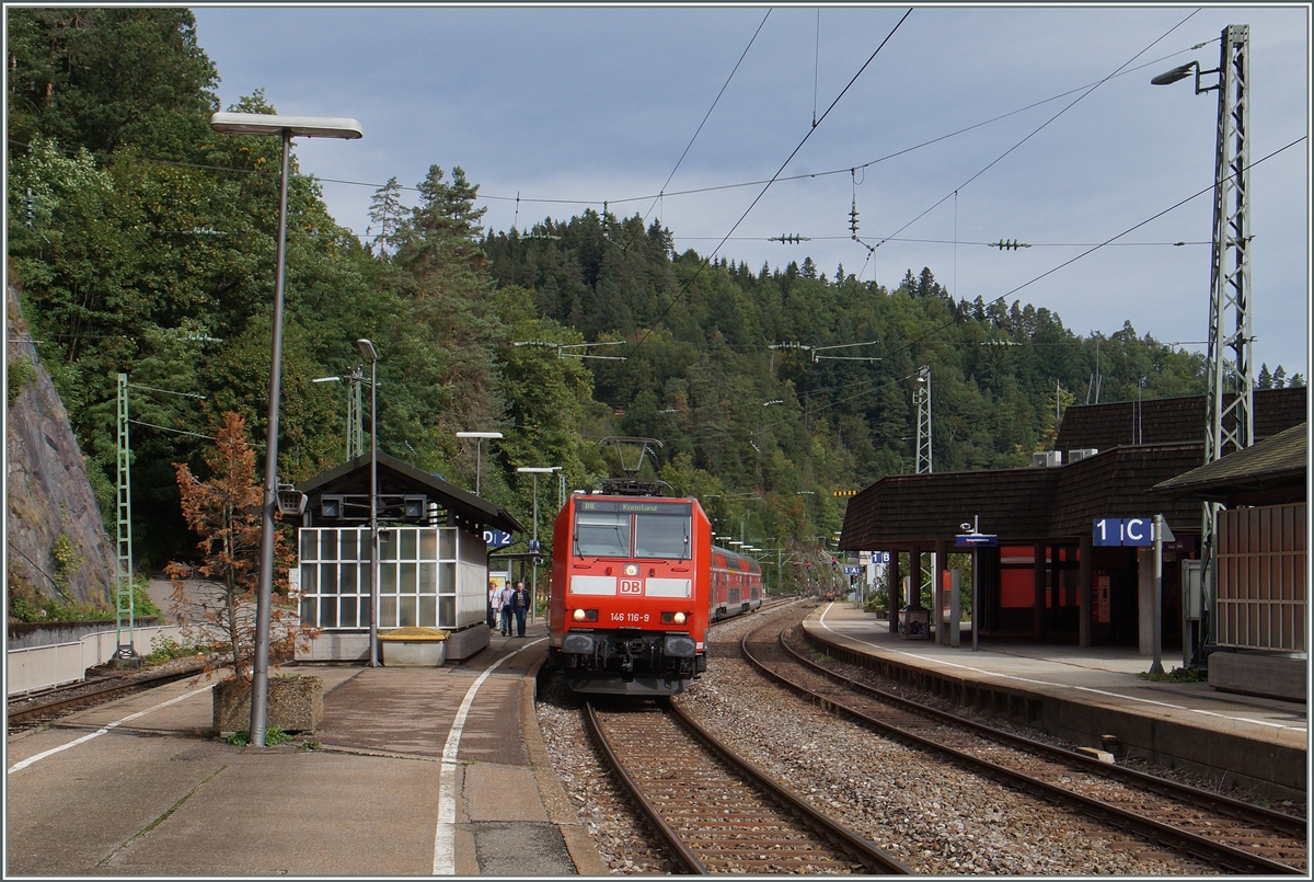 Zum Fest mal ein paar Bilder deutscher Bahnen: Und da gehört die Schwarzwaldbahn natürlich auch dazu. die DB 146 116-9 wartet in Triberg mit einem IRE nach Konstanz auf die Abfahrt.

15. September 2015