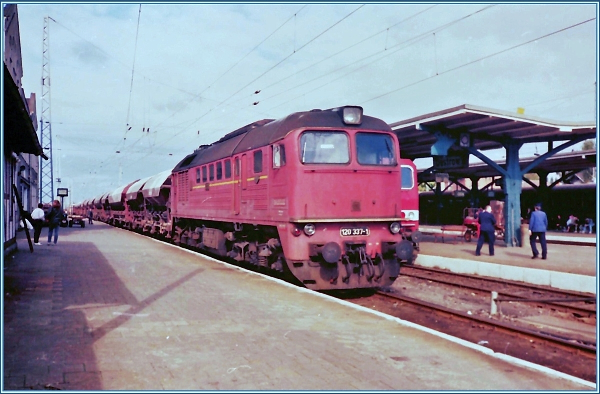 Zum Fest mal ein paar Bilder deutscher Bahnen: Dieses Bild entstand in der DDR, es zeigt die DR 120 337-1 die mit einem langen Güterzug die in Güstrow auf die Weiterfahrt wartet. 

Analogbild (neu bearbeitet) vom 26. September 1990