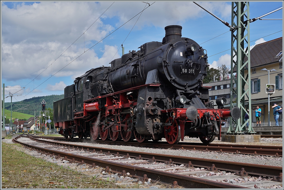 Zum Fest mal ein paar Bilder deutscher Bahnen; den Anfang macht die D-UEF 90 80 0058 311-6, besser bekannt als G12 bzw. 58 311. Die Dampflok wartet in Baiersbronn auf ihren nächsten Einsatz. Es war wirklich eine Überraschung, diese Länderbahnlok hier in Betrieb anzutreffen, da hier sonst fast nur  Tram-Züge  verkehren. 
Zudem ist die 58 311 bzw 58 1111-2 für dieses bild geradezu prädestiniert, verkehrte sie doch in West und Ost. 

12. September 2021