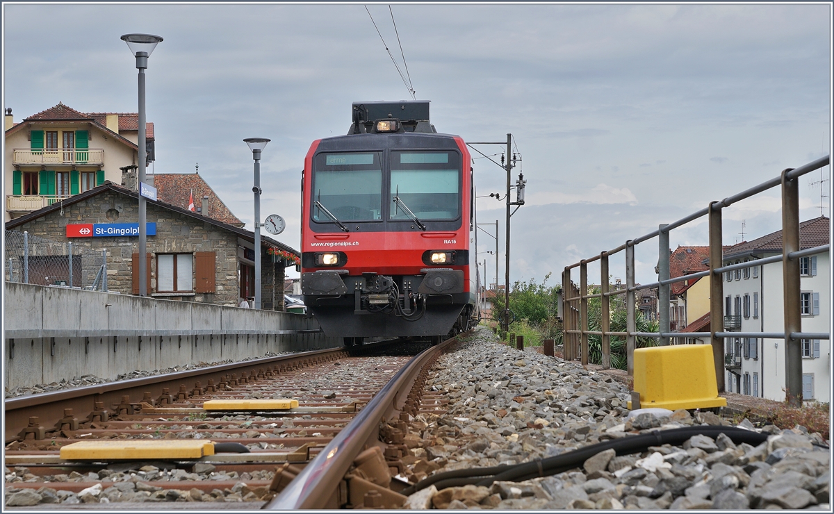 Zum Forumsbeitrag   Bahnsteigbilder : Ein guter Rat, um  Bahnsteigbilder  zu vermeiden ist die andere Bahnsteigseite zu benutzen so es denn eine gibt: Hier wurde das  Problem  gelöst, des es zumindest einen absteigenden Weg neben dem Gleis gab und so der Fotoapart entsprechend in Position gebracht werden konnte, jedoch wird das auf der einen Seite durch den Bahnsteig verdeckte Fahrwerk auf der anderen Seite auch nicht sichtbar. 

Ein RegionAlps RBDe 560 Pendelzug wartet in St-Gingolph auf ie Abfahrt nach Brig. 

15. Juni 2020