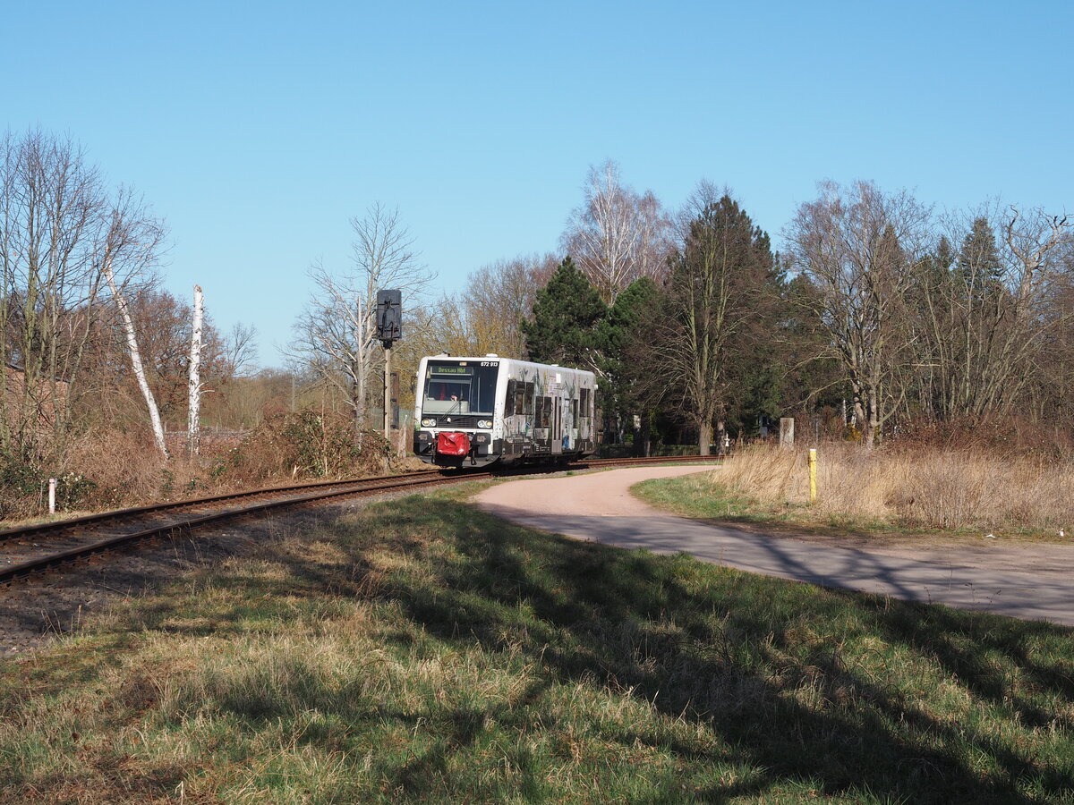 Zum Frühlingserwachen 2022 im Dessau-Wörlitzer Gartenreich verkehrte extra vor dem eigentlichen Jahresfahrplan die Dessau-Wörlitzer Eisenbahn.
Hier zu sehen kurz vor Dessau-Waldersee die erste Fahrt des Tages gen Wörlitz, welche gut besetzt war, inkl. einem  Fürst Franz  (verkleideter Schauspieler).

Zu sehen ist VT 672 913 als DWE 31369 mit falschen Zielanzeiger (es ging ja nach Wörlitz).

Dessau, der 19.03.2022