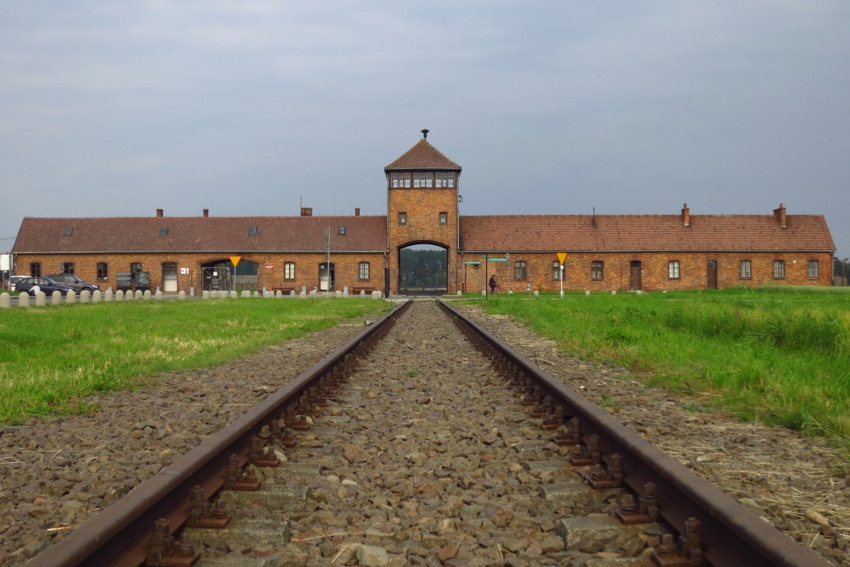 Zum Gedenken der Befreiung des KZ Birkenau, die Schienen welche ins Lager führten.
Foto vom 7.7.2013