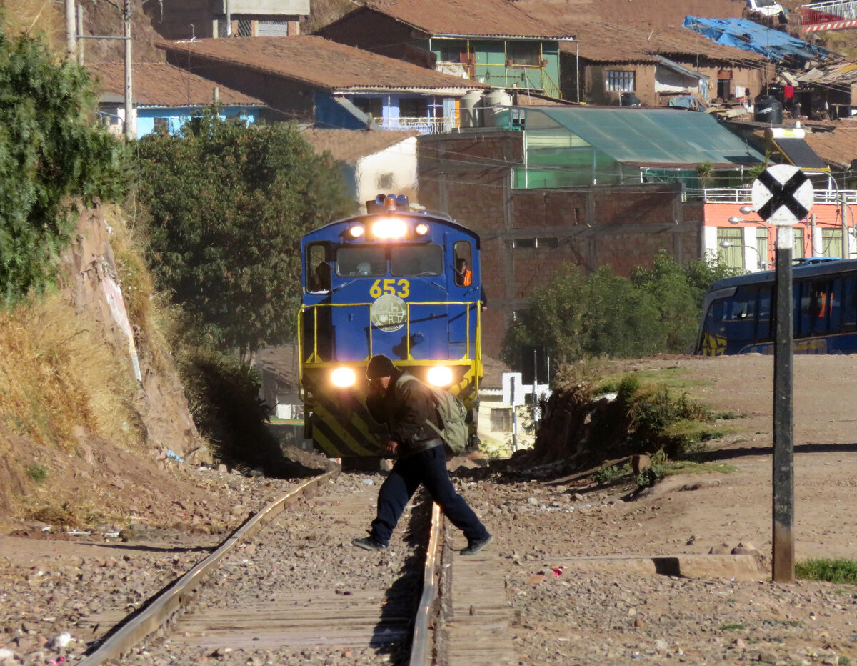 Zum Gl�ck f�hrt der Zug langsam! Man kann auch noch telefonieren, wenn man kurz vor dem Zug das Gleis �berquert. Der Fotograf steht auf einem Gleis�bergang. Cusco, 17.7.2015