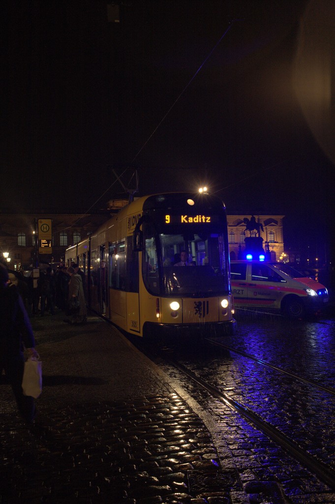 Zum Gl�ck nur ein Blechschaden......29.11.2013 18:49 Uhr Dresden Theaterplatz.