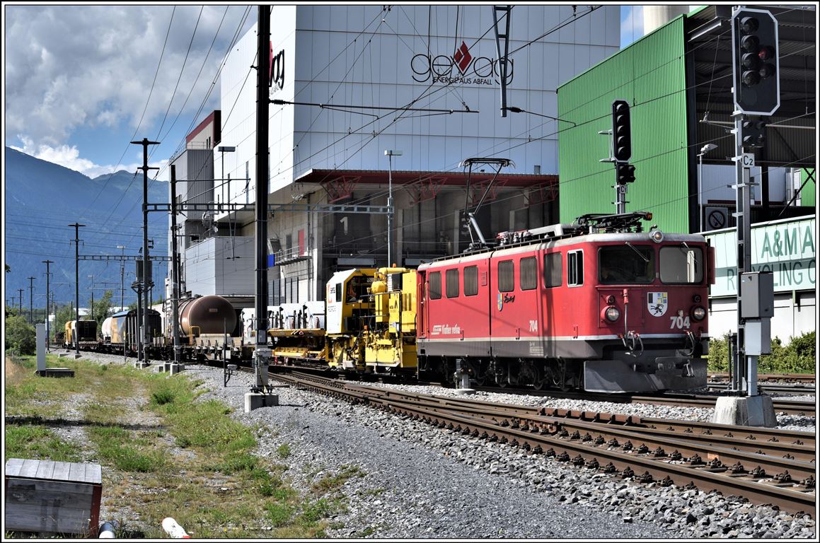 Zum Glück wird sie noch gebraucht, die 700er Serie. 5120 mit Ge 6/6 II 704  Davos  fährt in Untervaz-Trimmis ein. (18.06.2020)