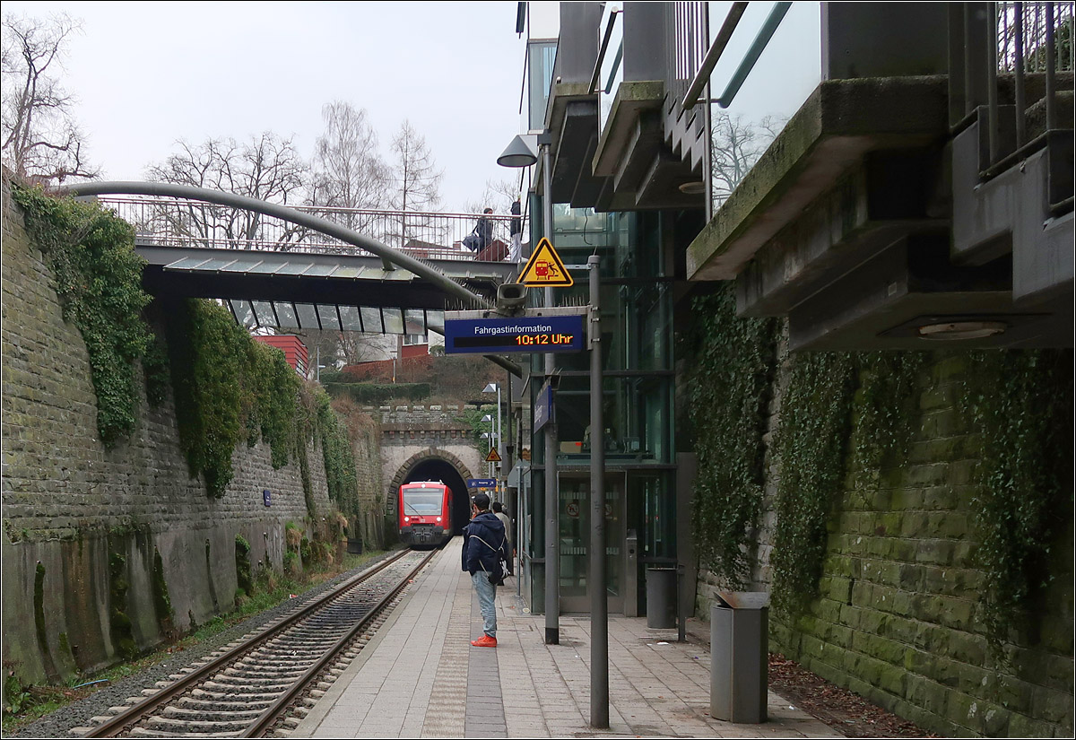 Zum Halt im Tageslicht -

... fährt ein Regioshuttle in Richtung Radolfszell in den Bahnhof Überlingen ein. Nach dem Fahrgastwechsel wird der Zug in einen weiteren Tunnel einfahren.

10.02.2018 (M)