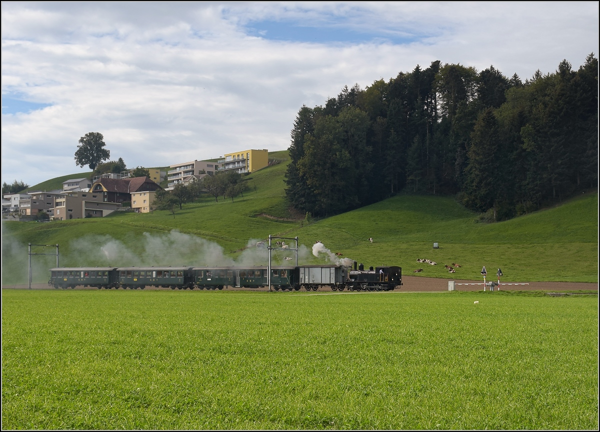 Zum Huttwiler Dampffest 2018 fuhren einige Zge bis Willisau. Im Norden des Stdtchen Willisau ist das Tal noch nicht komplett zugebaut, so dass sich vom Jumbo Baumarkt diese wunderschne Sicht ergibt, mit aufgerumter Landschaft und einem Potburri von Neu und Alt. Das frisch gegossene giftgrne Gras und die seltsame Lichtstimmung durch die Wolken ergnzen die Szene.

Vorbeifahrt der Ed 3/4 2 der SMB, dahinter der K2 34159, beide ber 110 Jahre alt, dann folgt ein sonderbares Einzelstck, der lange vierachsige Plattformwagen ABDi 722 mit zustzlichem Mitteleinstieg, am Ende die beiden Plattformwagen Bi 527 und 538. Alle betreut durch den Verein Historische Emmentalbahn. Oktober 2018.