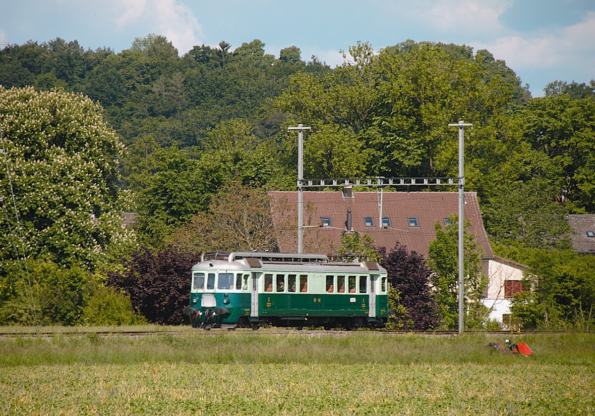 Zum Jubiläum 150 Jahre Emmentalbahn gab es am 17.05.2025 Extrafahrten. Hier der Wellensittich mit den Initialen der ehemaligen Bern-Neuenburgbahn bei Oberburg BE.